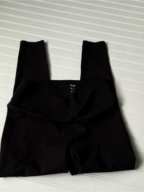 Uniqlo Black High-Waist Leggings